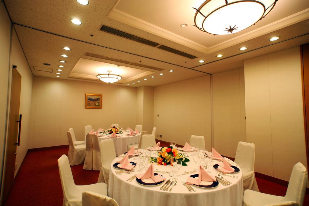 Hotel Port Plaza Chiba Exterior photo A banquet room
