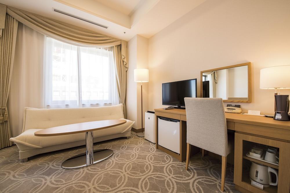 Hotel Port Plaza Chiba Exterior photo A room at the hotel