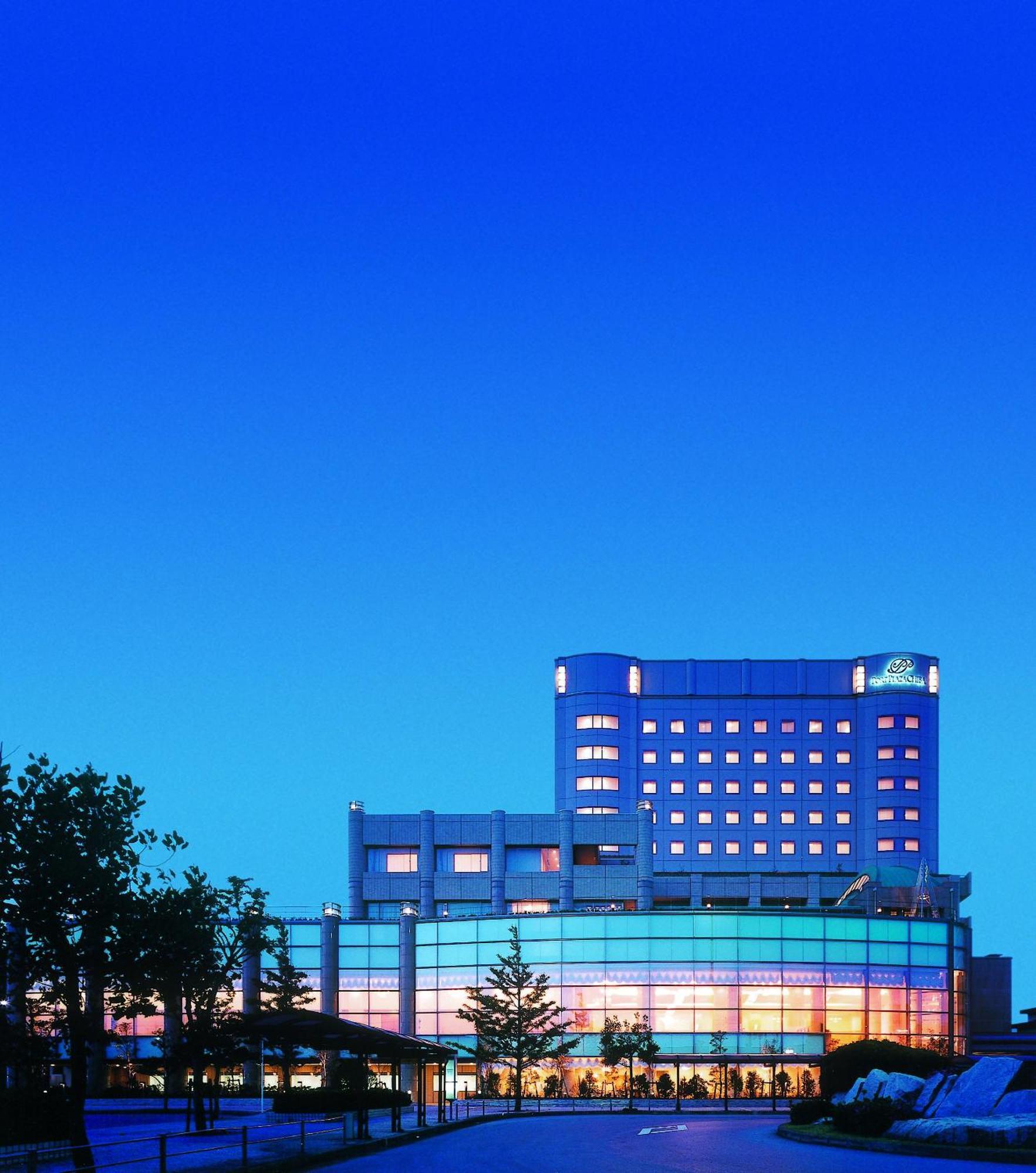 Hotel Port Plaza Chiba Exterior photo The hotel at night